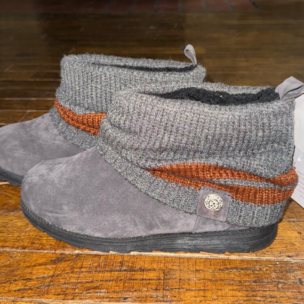 Muk Luks Women’s Patti Booties In Grey With Grey / Rust Knit Overlay NWT SZ 10